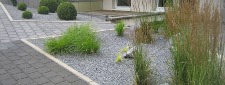 Angelegtes Pflanzbeet mit Basaltsplitabdeckung